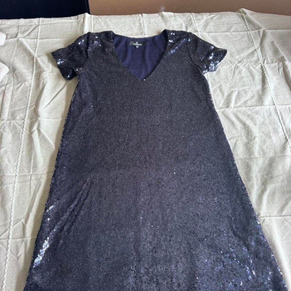 Lulus navy blue sequin dress with V-neckline and short sleeves, size XS
